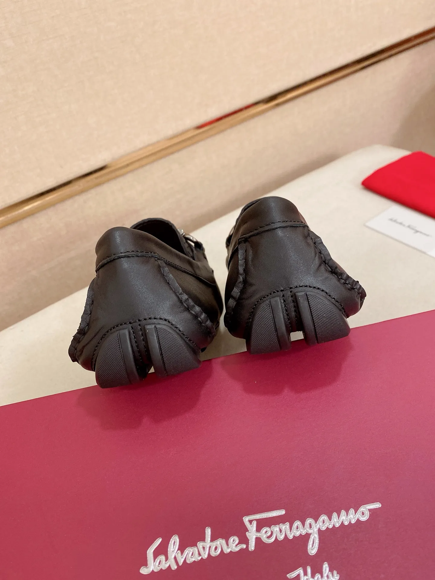 Men's shoes💰: 560💰High-end quality! Ferragamo🆕🆕Exclusive hot-selling products in stock🔥🔥New products on the shelves, high-quality Ferragamo men's pea shoes, high-end casual driving shoes, with complete packaging! 💪 💪 Material: imported cowhide 🐂 + imported high-quality water-dyed cowhide lining + wear-resistant outsole 👍🏻👍🏻 Features: high-end and comfortable, purely handmade 🚀 🚀 Create the perfect shoes that suit you best 🔥 🔥 Size: (38-44) 45 standard size can be customized!